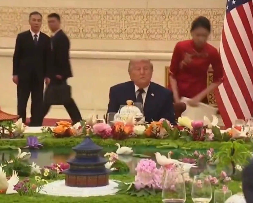 国宴本来椅子上都有靠垫，看来特朗普不太喜欢靠垫，服务员又拿下去了。热点科普