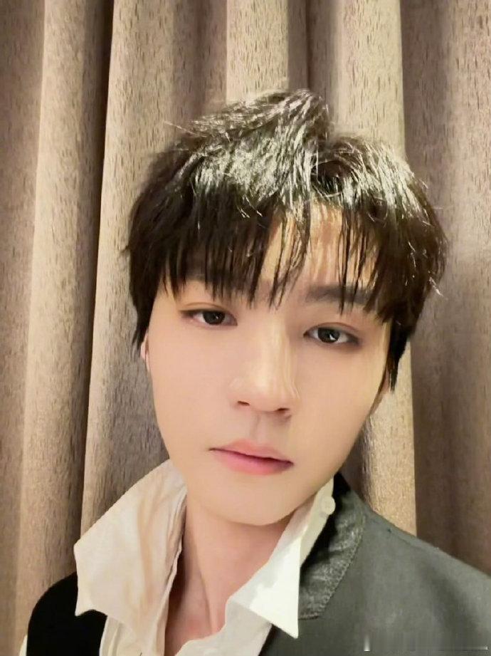 王俊凯用库存图祝大家五一快乐王俊凯库存图 王俊凯用库存图祝大家五一快乐，咋不拍点