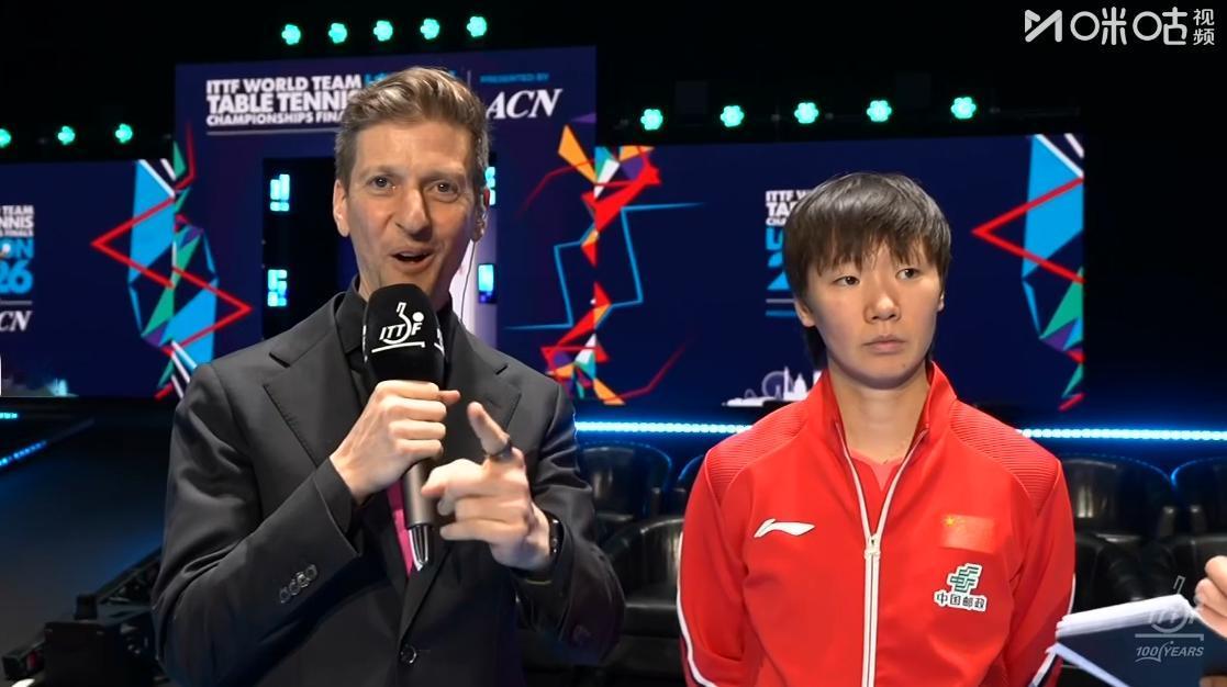 国乒3-0战胜罗马尼亚，曼昱采访时竟然笑场了，究竟亚当给曼昱挖了一个什么坑，
