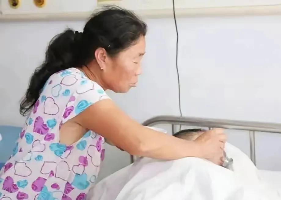 河南，一男子被砸伤后，妻子要求拔管。万万没想到，丈母娘的一句：“妞，你改嫁吧，以