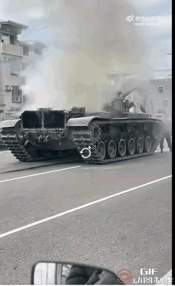 解放军刚刚宣布军演，台军坦克匆匆忙忙上路，摆出一副应战架势。结果还没开打坦克就自