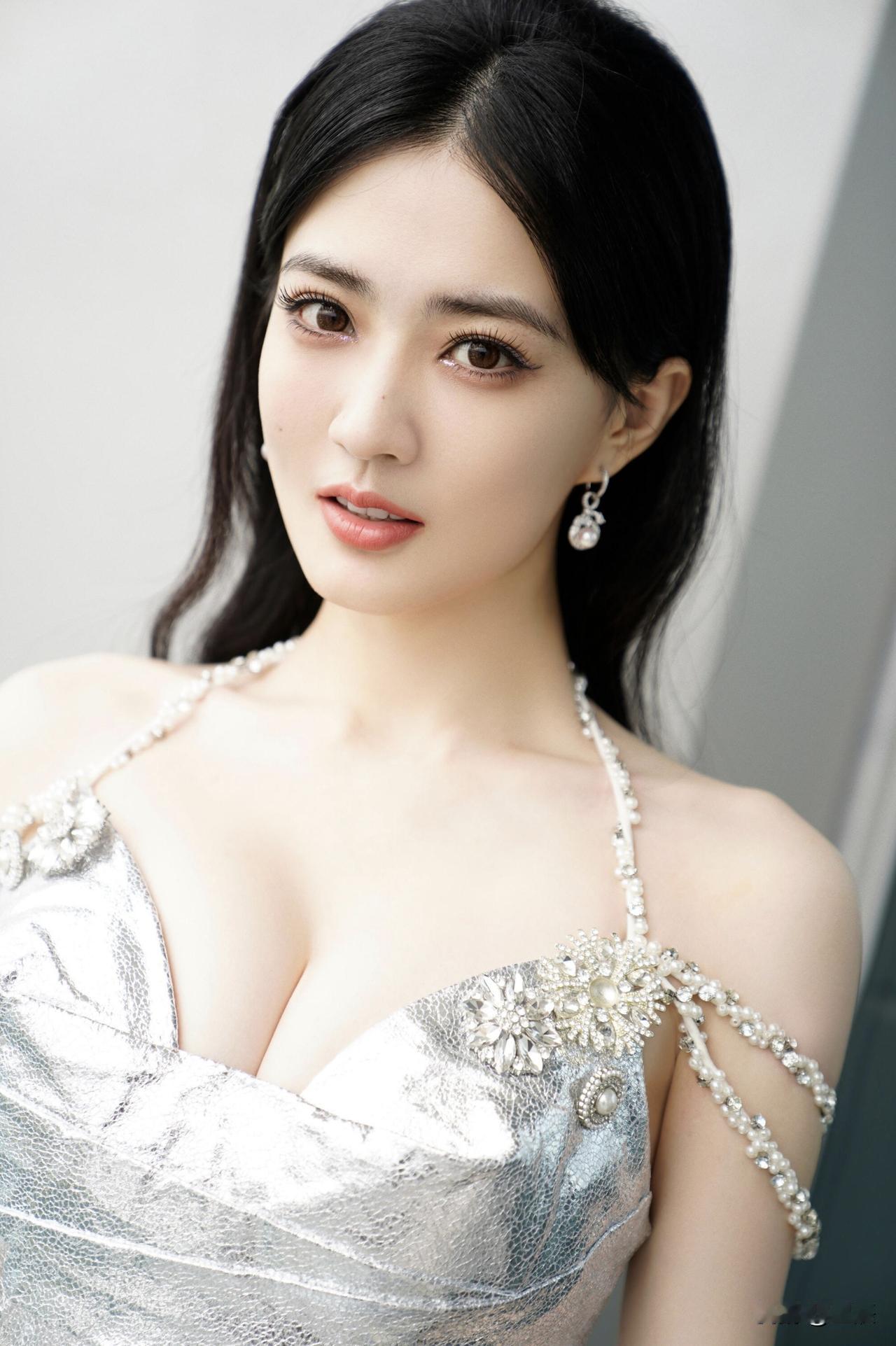 徐璐这次以优雅黑发美人的形象登场，身着银光闪闪的礼服，搭配惊艳的珠宝配饰，那高贵