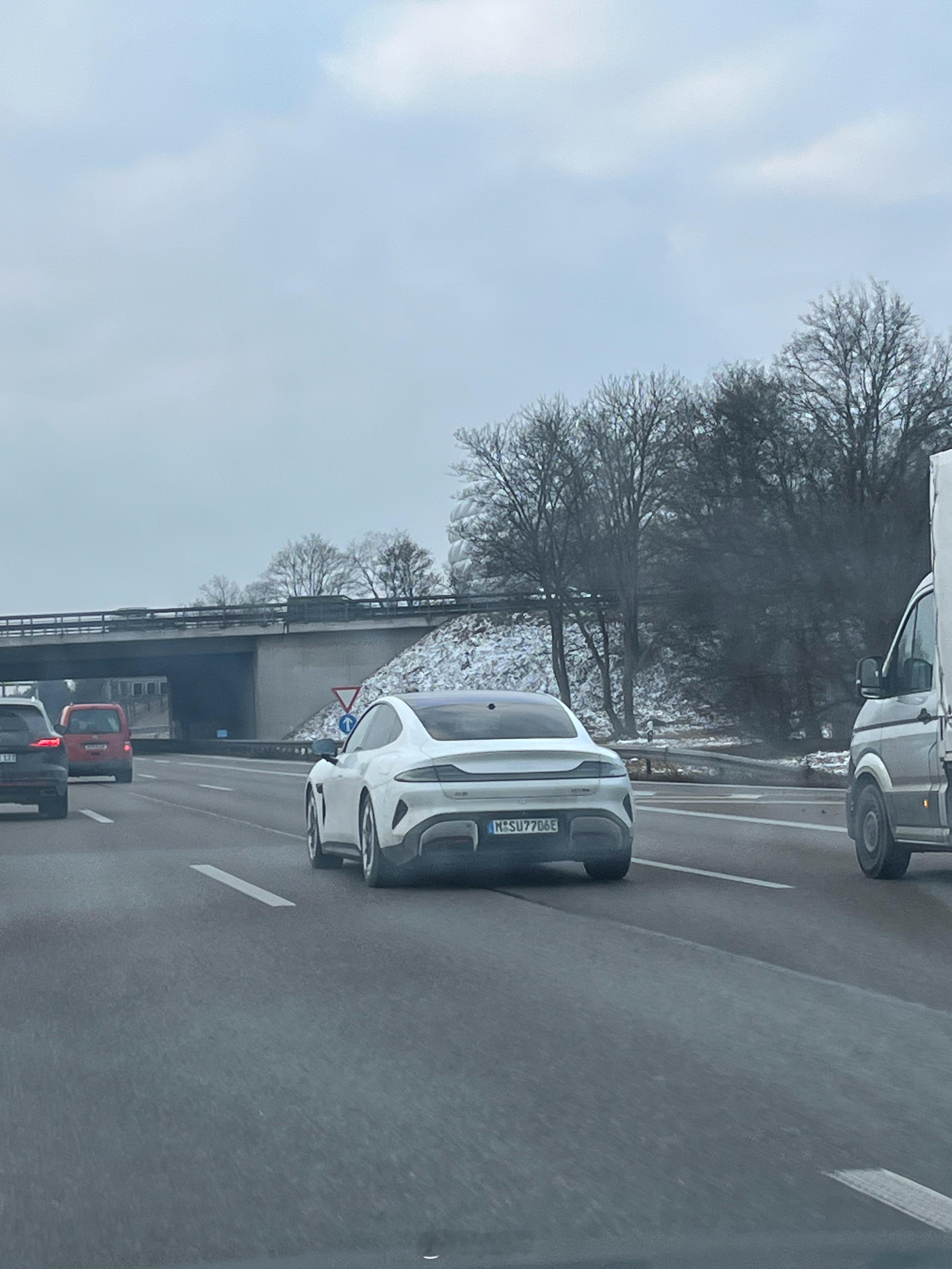 电车用布座椅冬天应该能省不少电吧，体验也好很多，皮座椅冬天是真的冰屁股啊yz77
