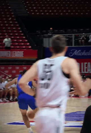 杨瀚森今天这记劈扣应该能进今日NBA夏联赛十佳球了吧！

出战20分钟，8投7中