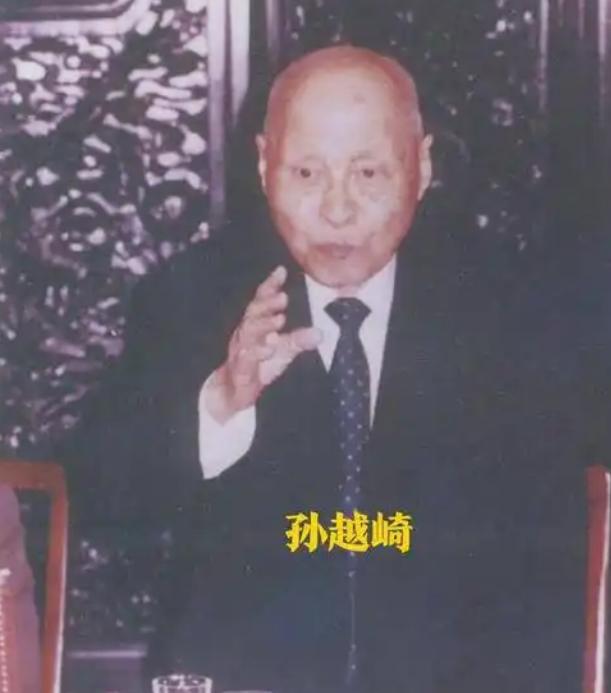 1949年蒋介石下令炸毁大陆所有工业命脉，一个国民党高官却阳奉阴违，他保下的上千
