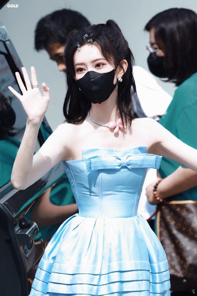 孟子义[超话]孟子义蓝色公主裙造型救命！孟子义 Hi6 上班的蓝色公主裙，美到我