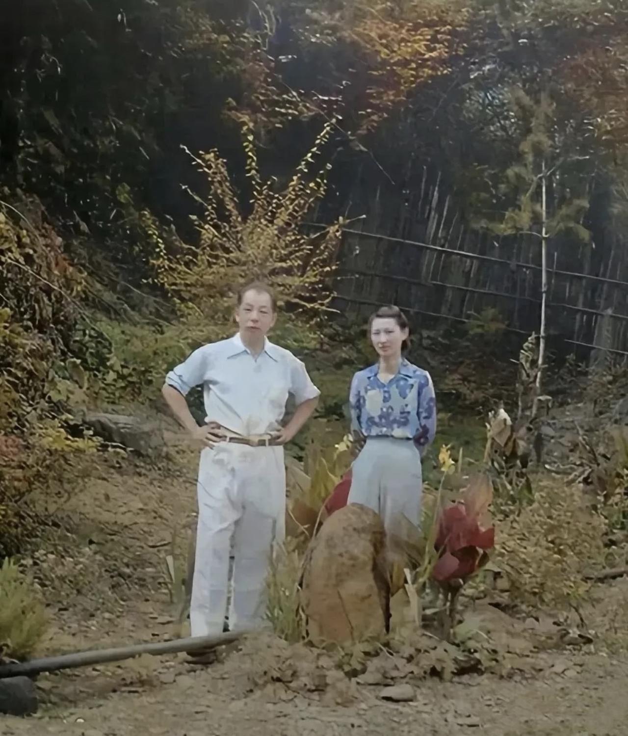 不少人瞎传这张张学良赵一荻的合影是1936年西安事变前拍的，纯纯乱编历史蹭流量。