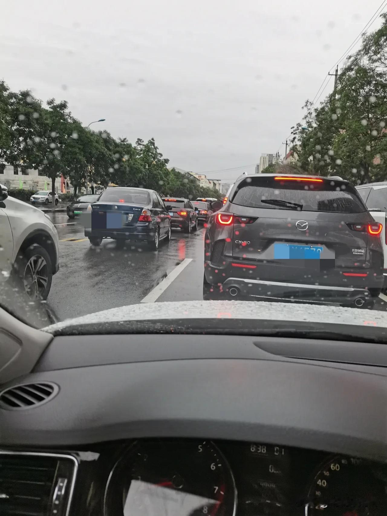 修路遇上下雨天，真是绝配，每天早晨出小区都出不去，一个小小的暖气问题，修了一个月