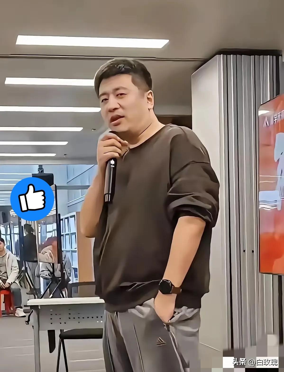 张雪峰的家庭概况：妻子李丽婧，90后，比张雪峰小7岁，历史学博士、高校副教授，低