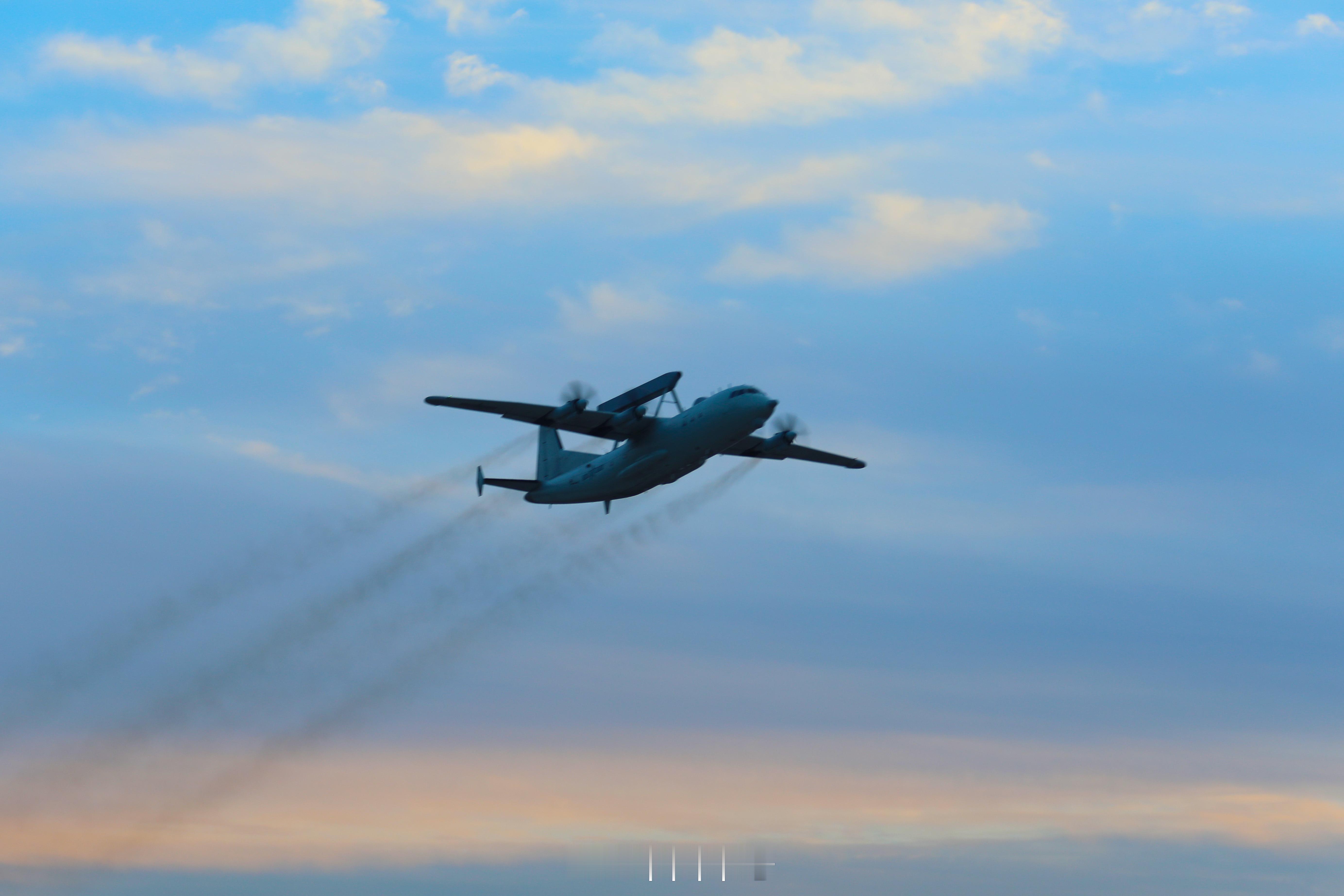 【满满安全感！海军航空兵节日期间战备巡逻飞行】近日，海军航空兵某部严密组织节日战