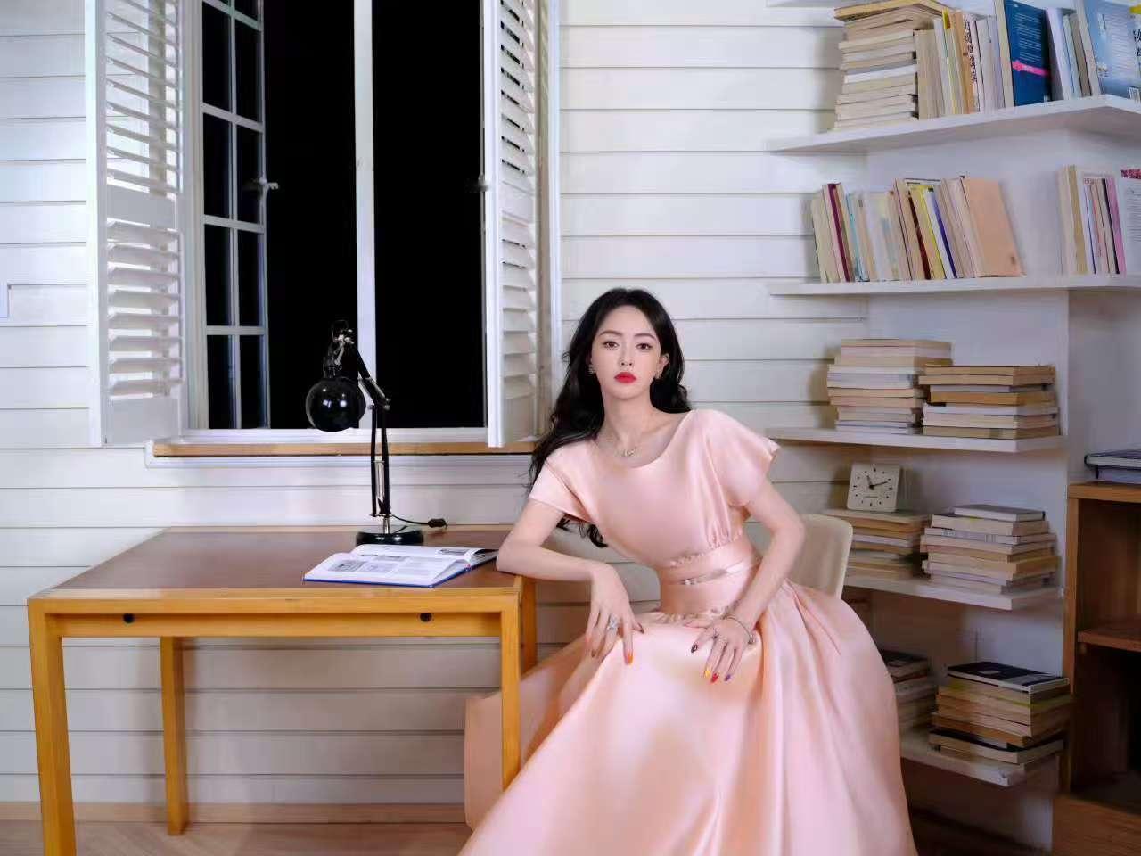 唐嫣央视中秋晚会造型唐嫣粉色缎面长裙 唐嫣央视中秋晚会造型来啦 ​​​
