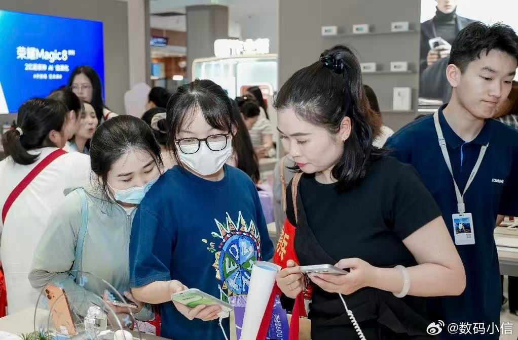高考落幕，荣耀600系列直接迎来购机热潮！线下门店人气爆棚排起长队，线上下单的小