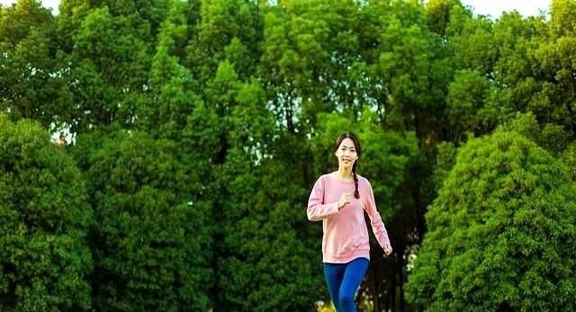 腿动起来，细胞就年轻。
不是说说而已，是DNA真在变。
每天快走半小时，不跑不跳