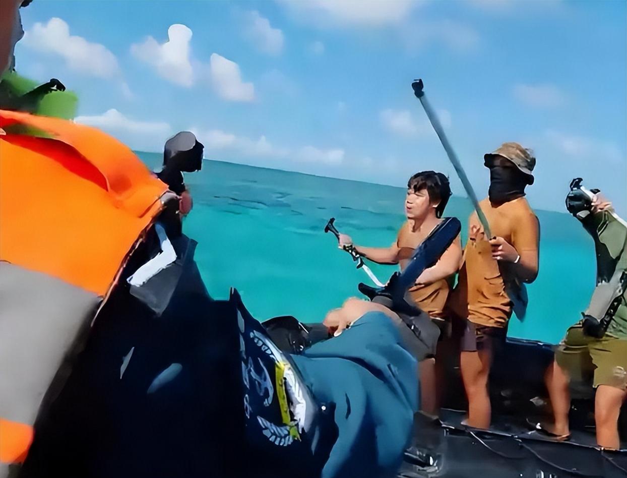 7 月 20 日南海局势再起波澜，菲律宾主动挑起海上冲突。当日清晨，非法滞留仁爱