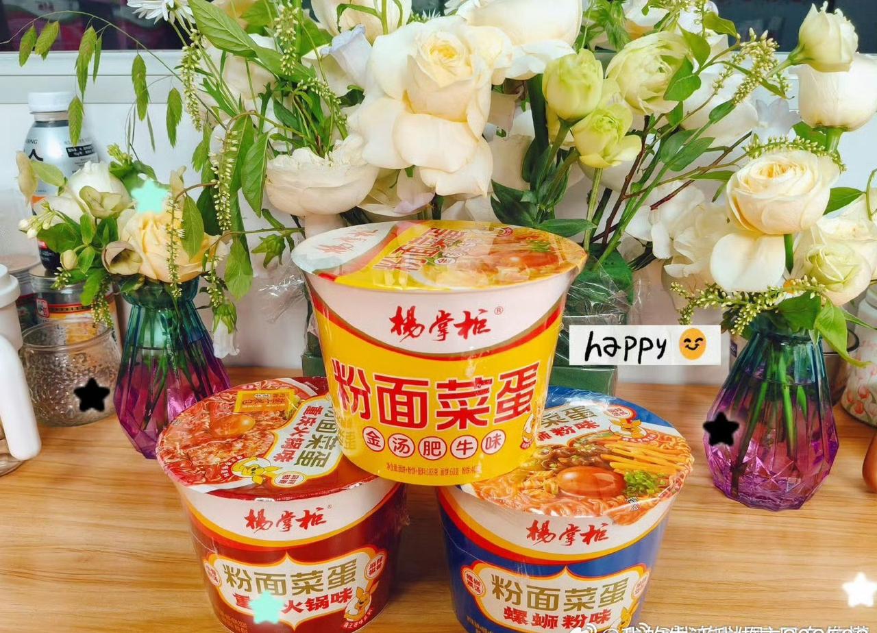 迪丽热巴深V开到腰了，深V的线条如峡谷般深邃，却不及她眼神的万分之一故事感不愧是