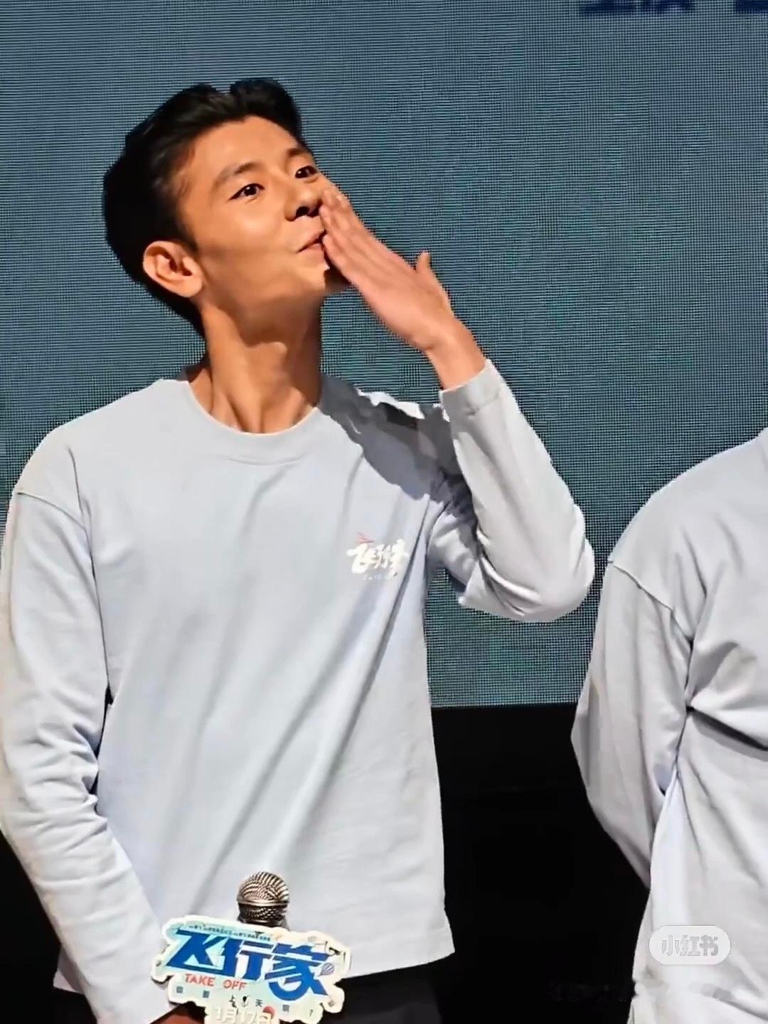 看到这张图我笑了好久！飞行家真好看，大家快去冲！ 