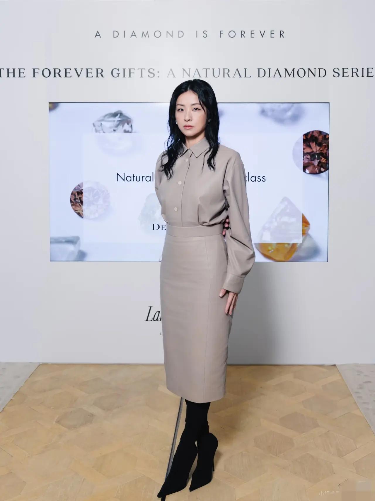 正常穿搭真的徐濠萦还真让人有点意外。端庄大气又有气质。但是为啥我还是更喜欢她那些