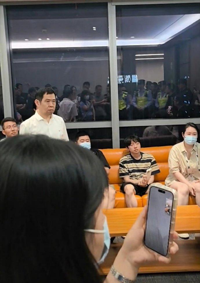 哪吒汽车崩盘现场：3000员工堵门讨薪，董事长甩话
