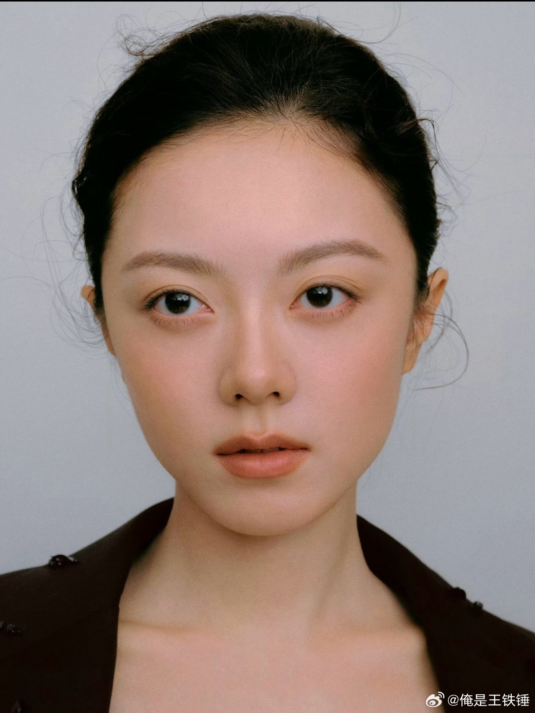 赵今麦超短发大片miumiu是跟赵今麦有仇吗，想最后一张美美的不好吗