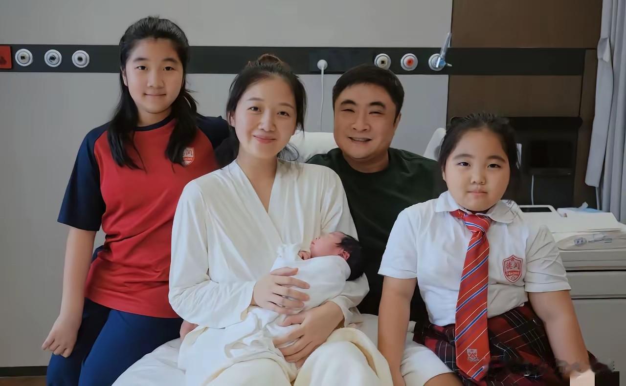 恭喜乔衫，圆了儿子梦！
两个女儿，一个儿子，这在任何一个家庭都是幸福的存在，人生