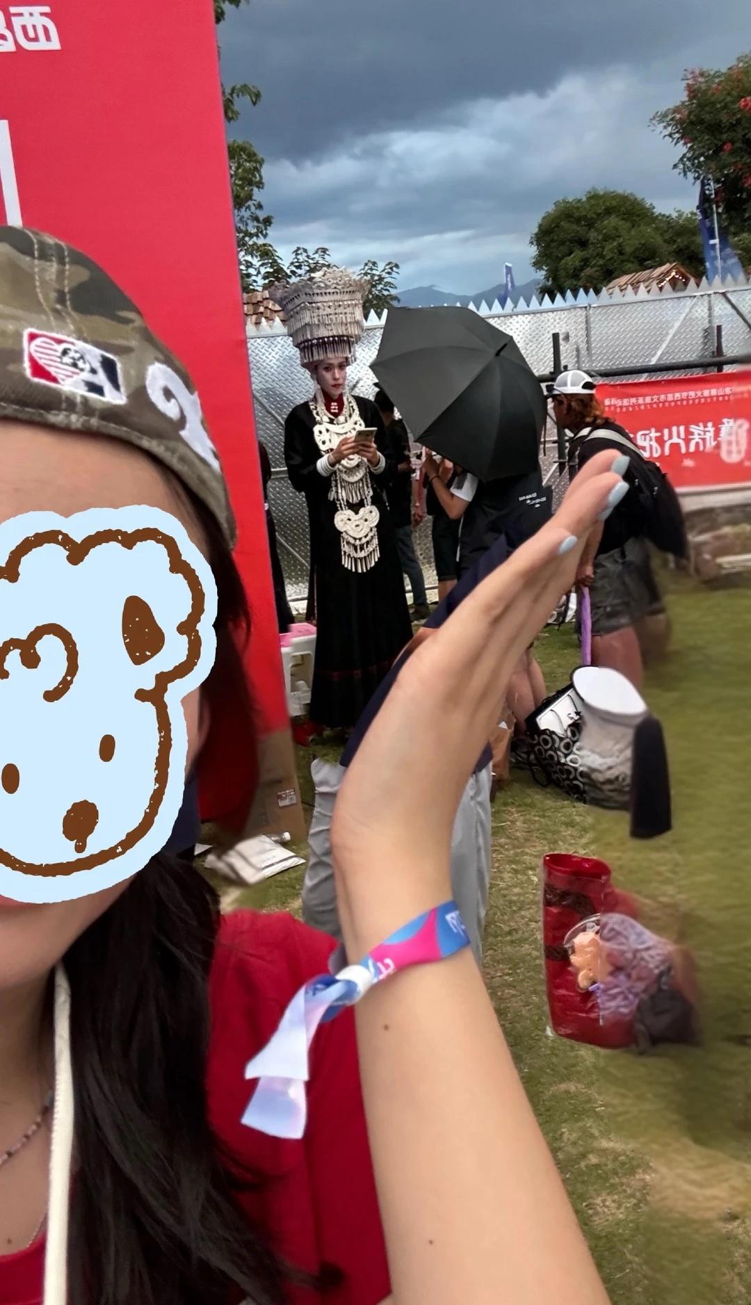 在西昌火把节 遇到了岳岳 我的妈呀 美成啥样了 又高又瘦又美又帅又是衣架子 怎么
