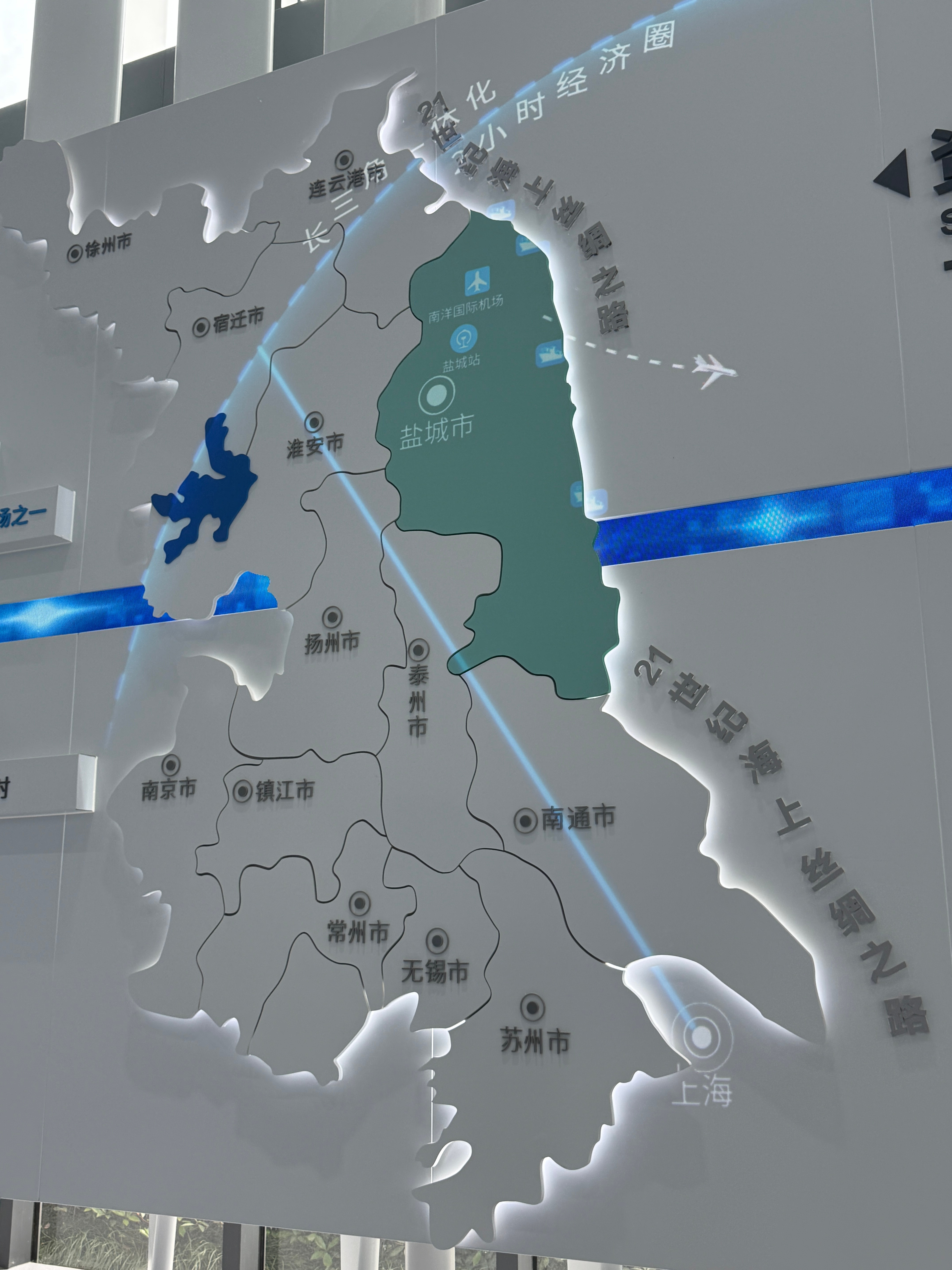 盐城这地方，绿能家底确实很厚。不简单是“有风有光”，而是把自然资源真正做成了产业