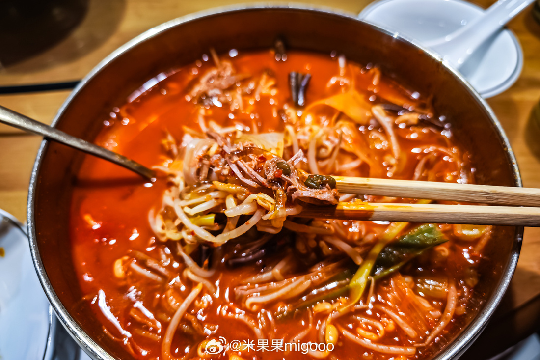 冬天去延吉，一定来碗顺姬冷面牛肉汤。牛肉软烂入味，配菜丰富多样，热乎乎地来一碗，