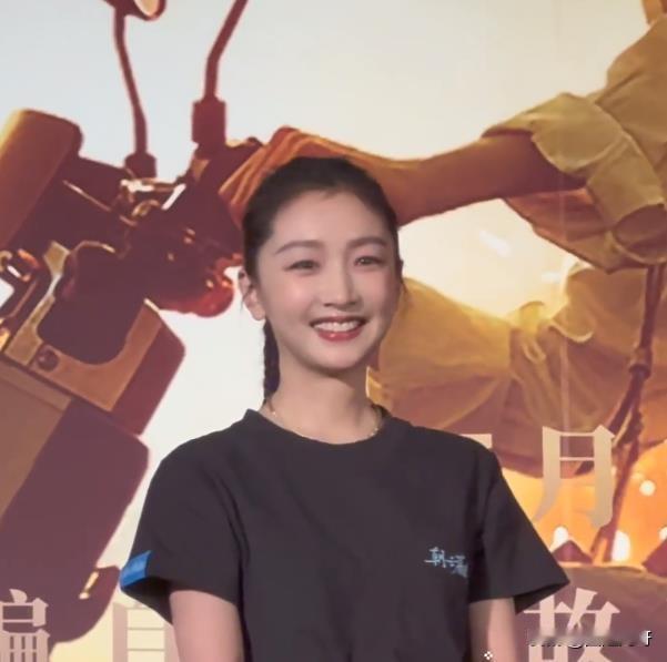 我没看错吧？现在的周冬雨咋变这么漂亮了。细看五官真的没啥不一样，但却有种眼前一亮