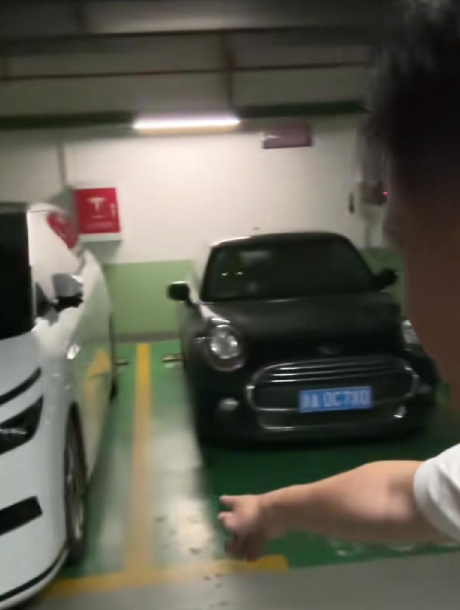 小区地下车库里，一名男子指着邻居的停车位，“吐槽”出的一番话，让人听着却直呼感动