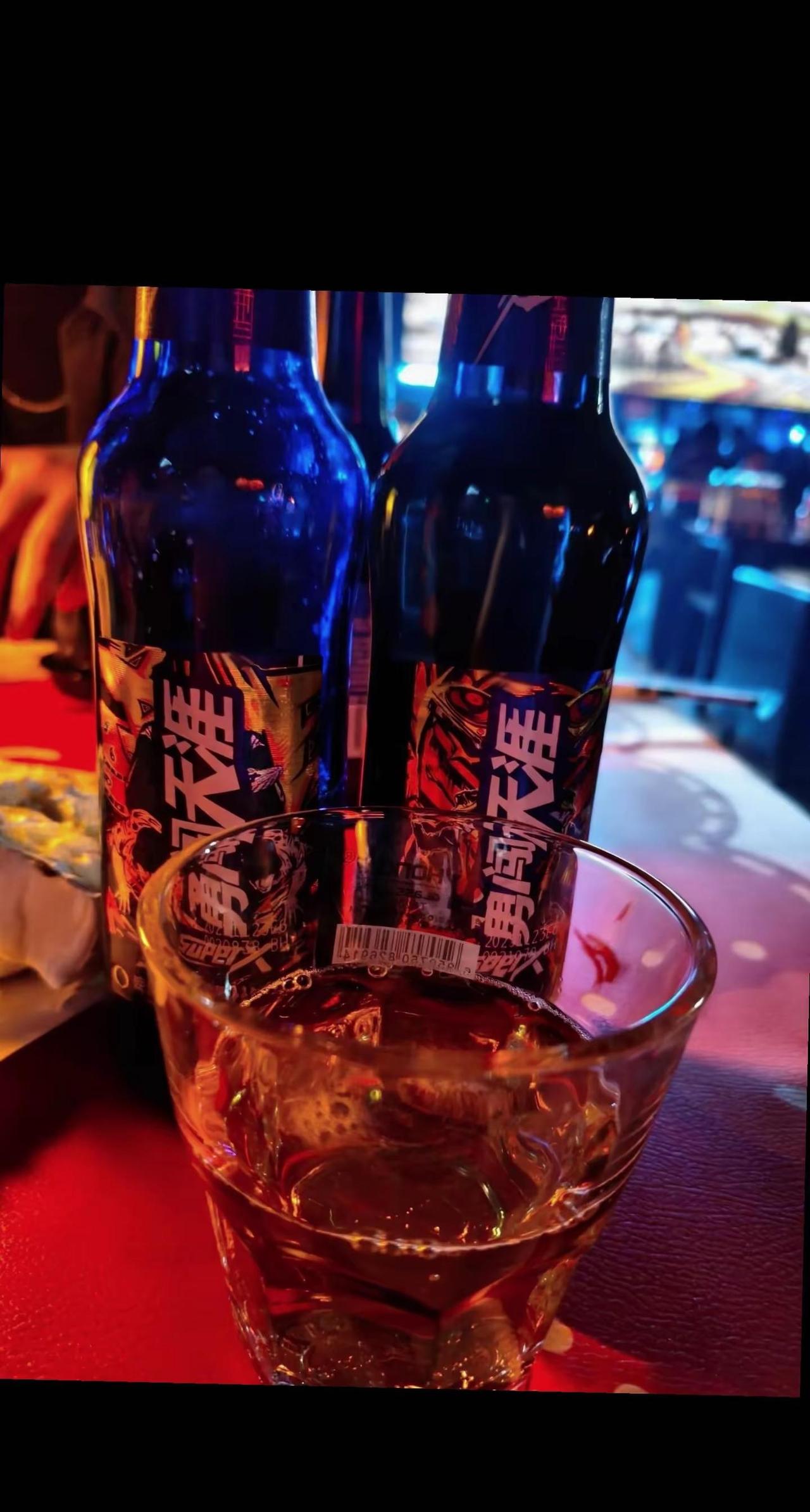 1微醺时刻 . 深夜喝酒，不是贪杯，是想暂时放下生活。