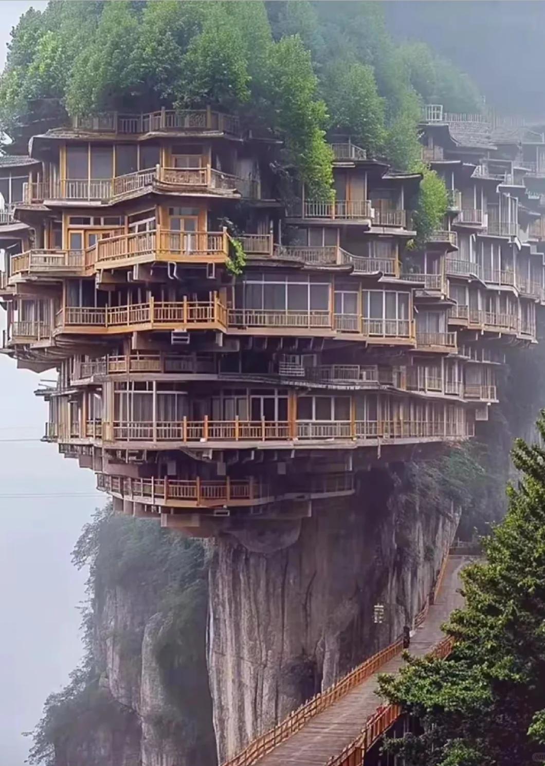 这张图片呈现的是一座悬挂在陡峭岩壁上的多层木质建筑群，其结构层层叠叠、向外悬挑，