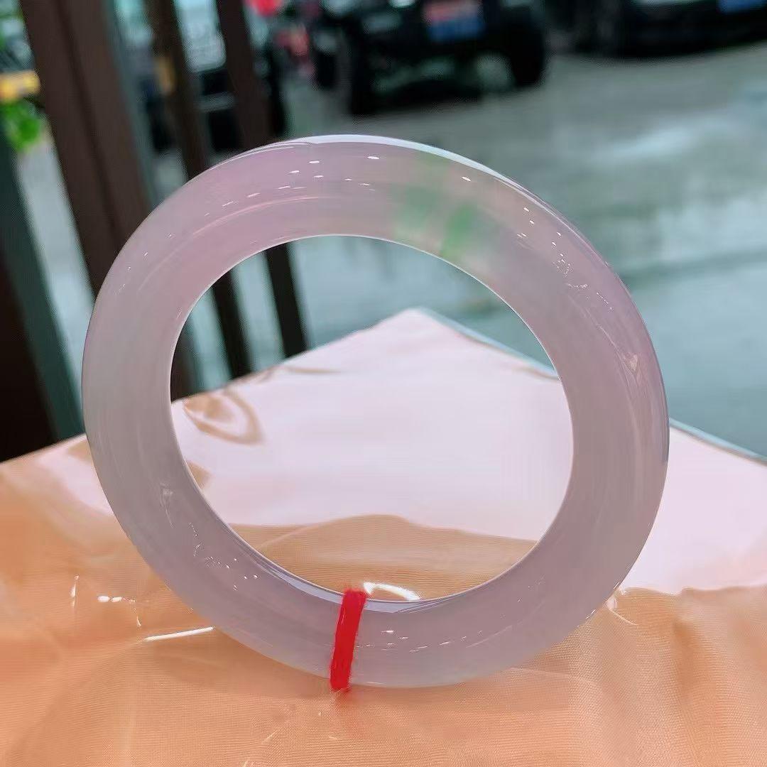 冰紫一抹绿圆条手镯，色彩艳丽，完美大六价，圈口57*12*12mm。