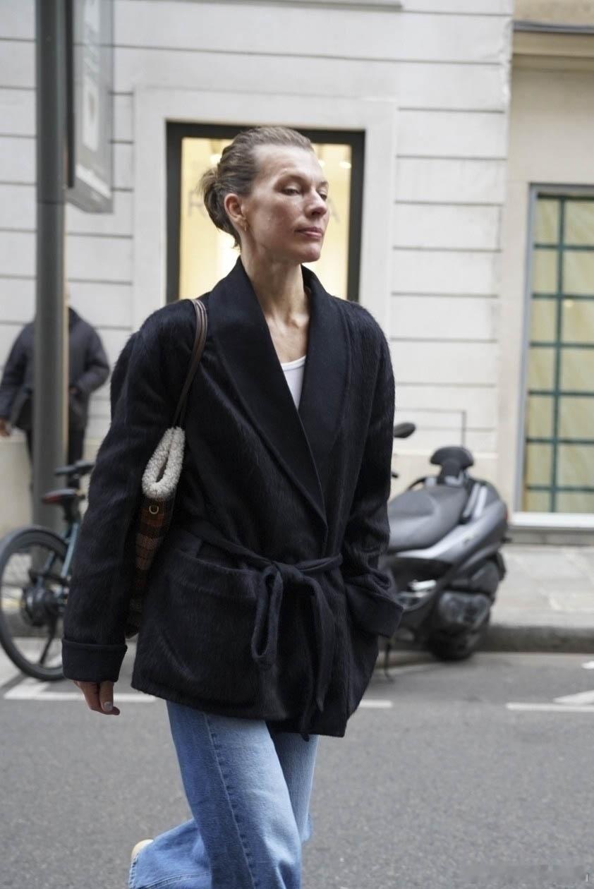milla jovovich米拉乔沃维奇在巴黎外出，素颜的米拉返回自己下榻的酒店