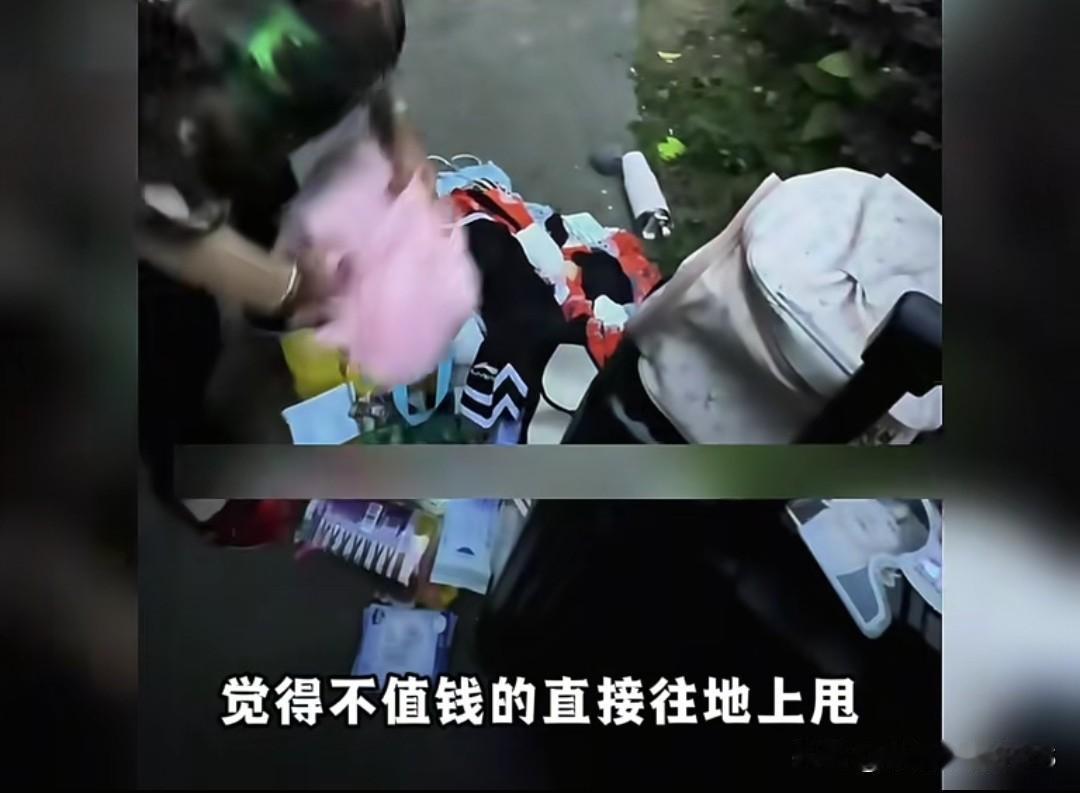 小姐姐搬家行李被大妈当废品翻得满地都是，好在周边邻居明事理，见义勇为拦住了大妈。