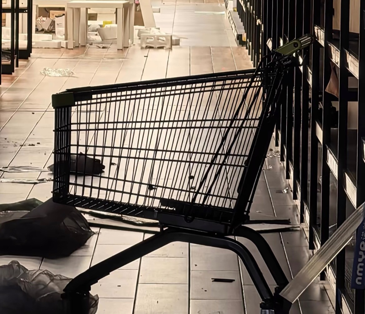 【玉林某大型商场超市重装升级】近日，多名网友爆料称：玉林市某大型商场贴出来一个通