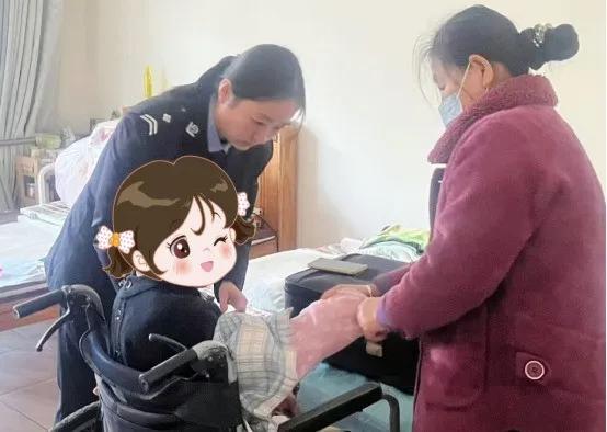 上门办证，真情架起警民“连心桥”
 
“您好，我遇到了难题……”11月17日，西