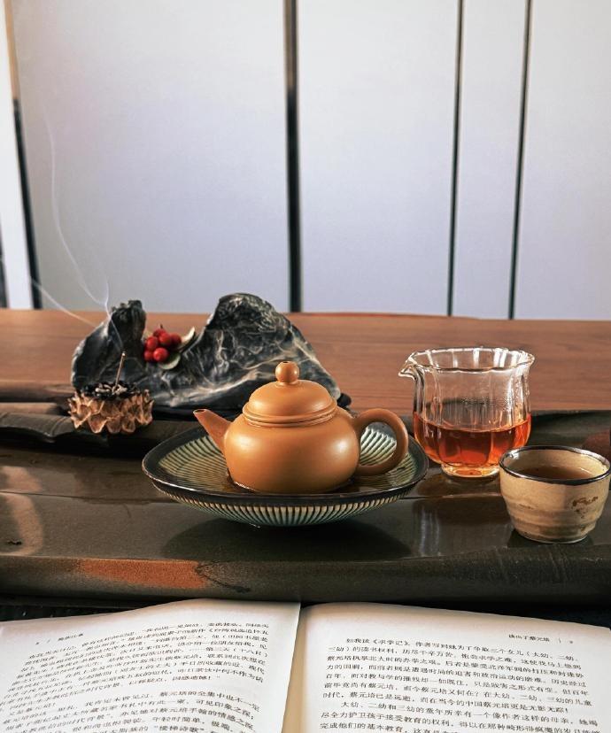 年轻时总想证明自己，后来才明白，真正厉害的人从不着急证明什么。时间会筛选人心，经