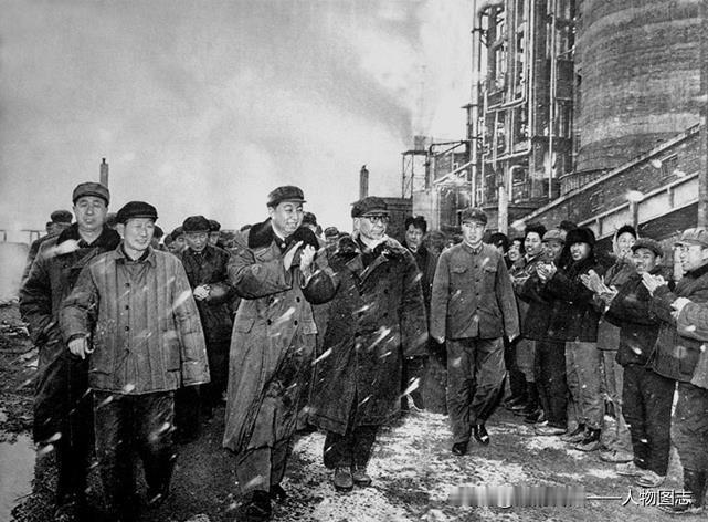 1977年4月17日，华国锋迎着风雪，亲临新建投产的大庆化肥厂视察。