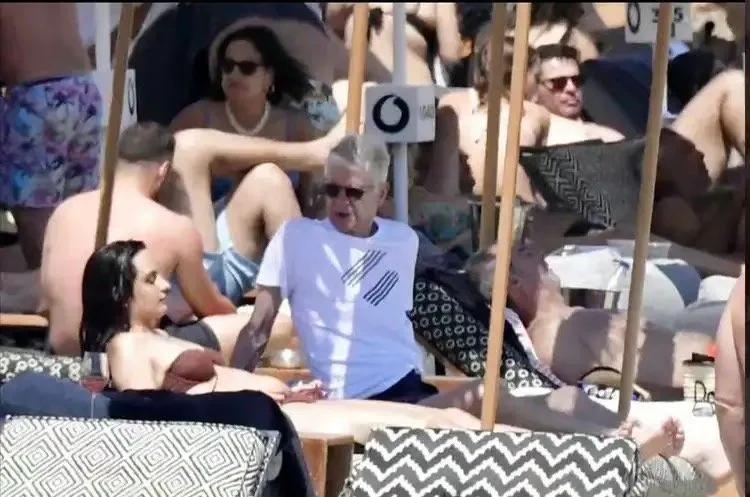 温格和美女在海边度假，他……[捂脸][捂脸][捂脸]真不愧是“教授”啊！有模有样