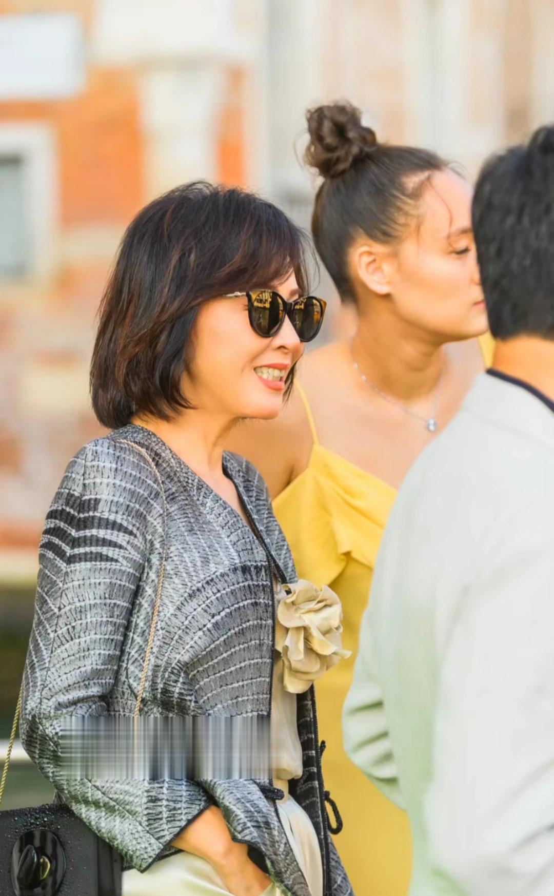 梁朝伟带着爱妻刘嘉玲现身威尼斯电影节，同时与李安和胡歌一起合影，刘嘉玲光彩夺目，