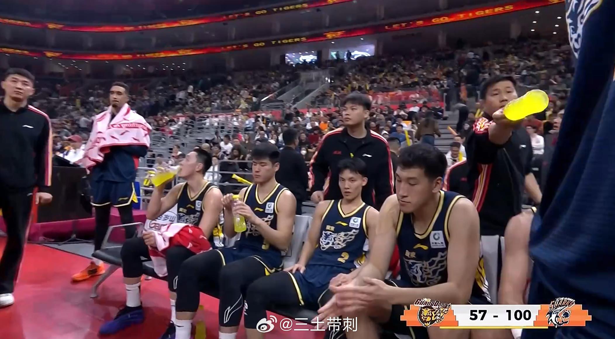 广东男篮vs上海男篮 57-100，谁能想到出现这样的比分？ 