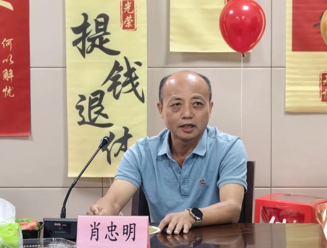 江西省龙南中学6月11日为廖金明、肖忠明两位老师举行荣休仪式！
​