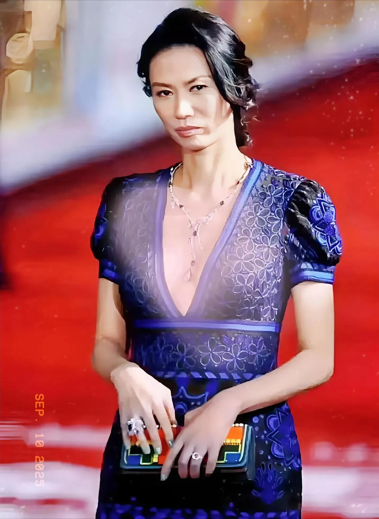 对不起邓文迪，
是我们误会你了！
原本以为你是靠身材“吃饭”，没想到你的智商与情