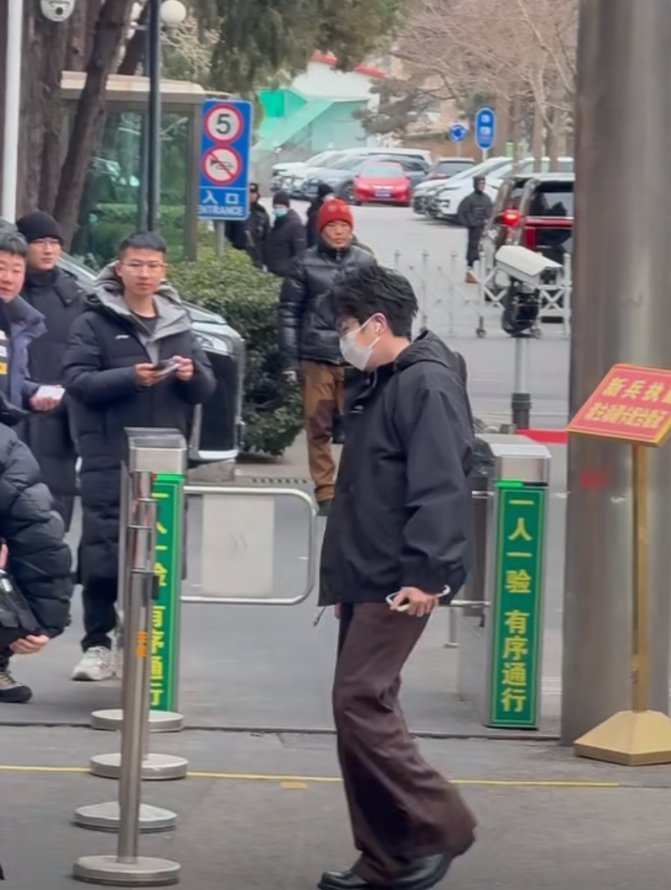 毛不易带妆发春晚联排了毛不易带妆春晚联排 猫猫带妆发春晚联排啦毛不易