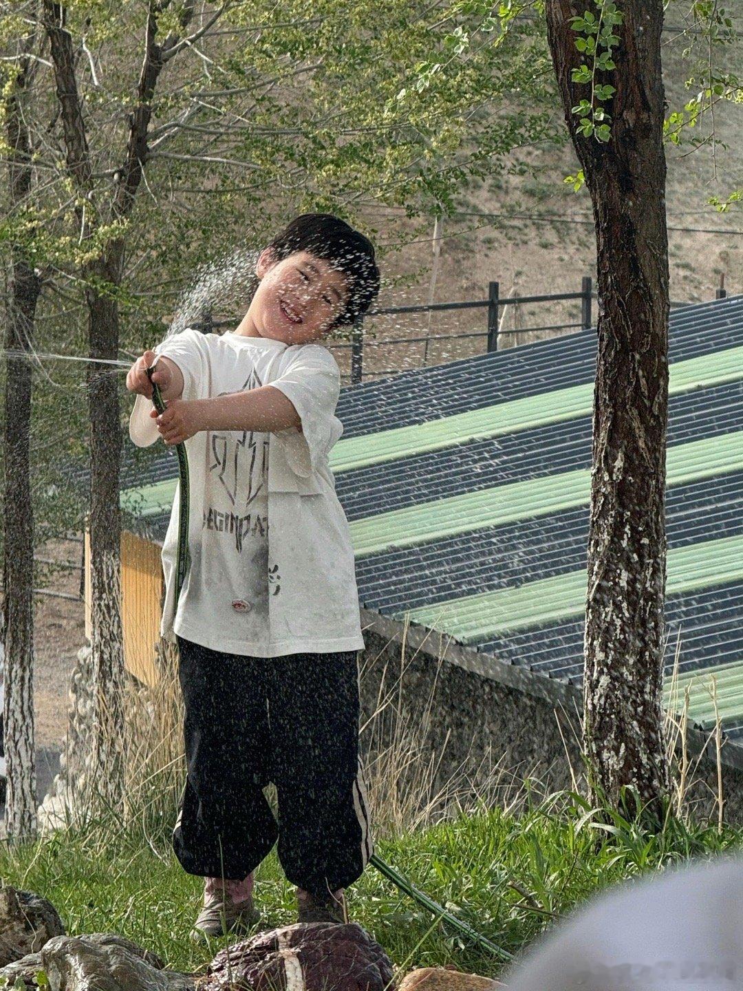 马立奥Leo[超话]  不上学不写作业就是开心嗷快乐玩耍的胖宝宝好幸福呀～马立奥