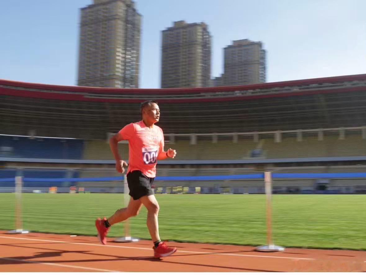 从2021年到2026年，我的跑姿改善还是很明显的。我继续努力！ 