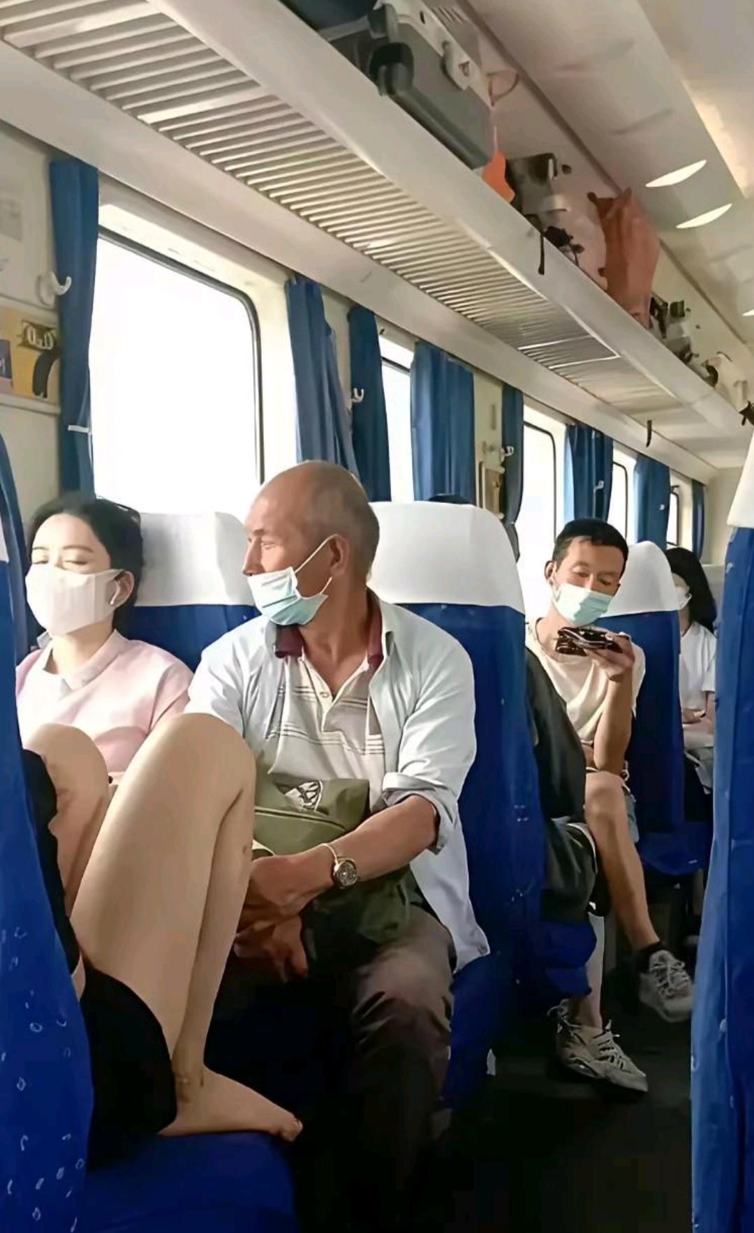 你倒是淡定欣赏起了窗外的风景，这次压力给到大爷这边了！
