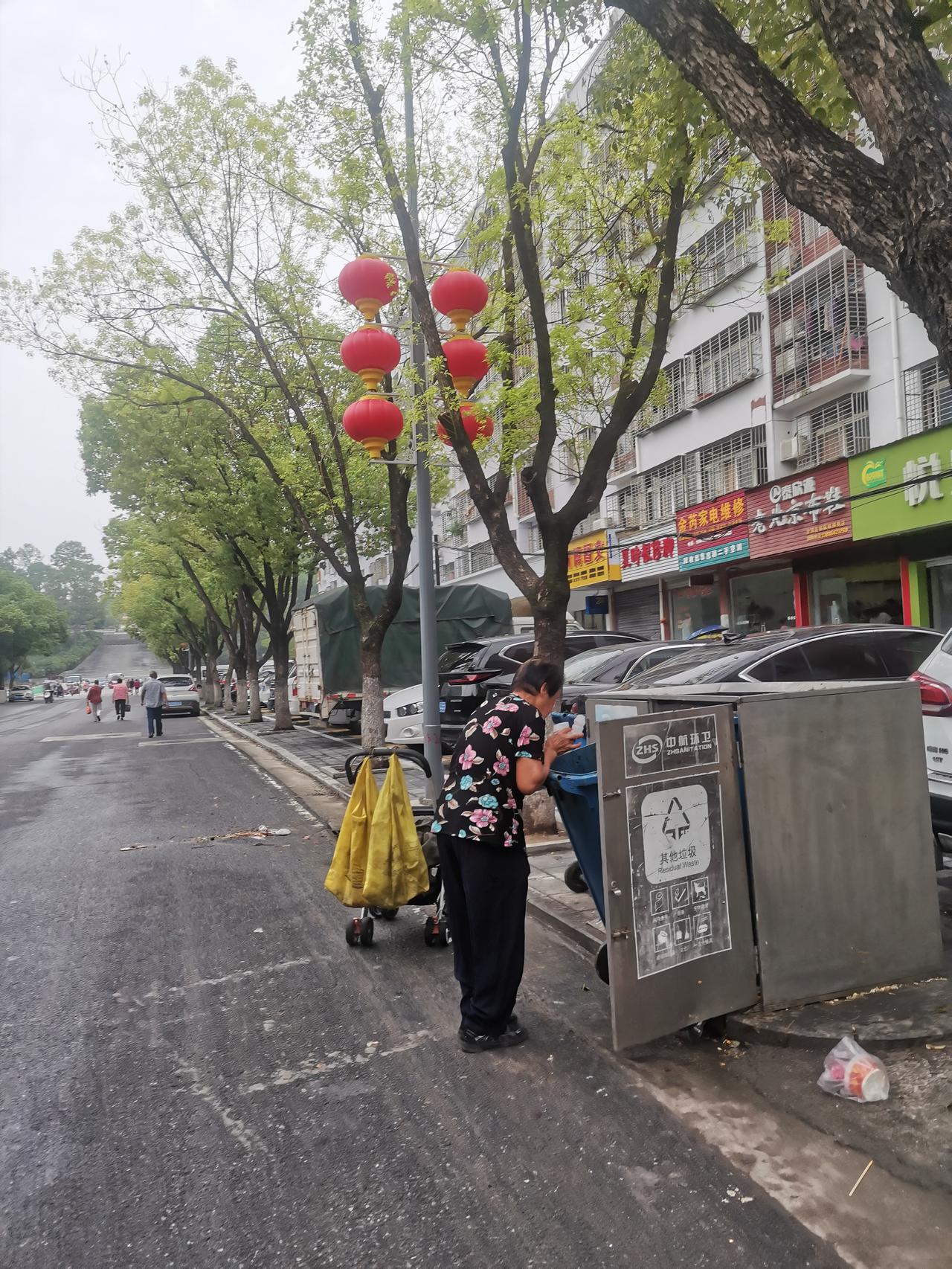 1.6亿人的“老无休”：200块养老金，干到干不动为止

一瓶矿泉水要2块5，在
