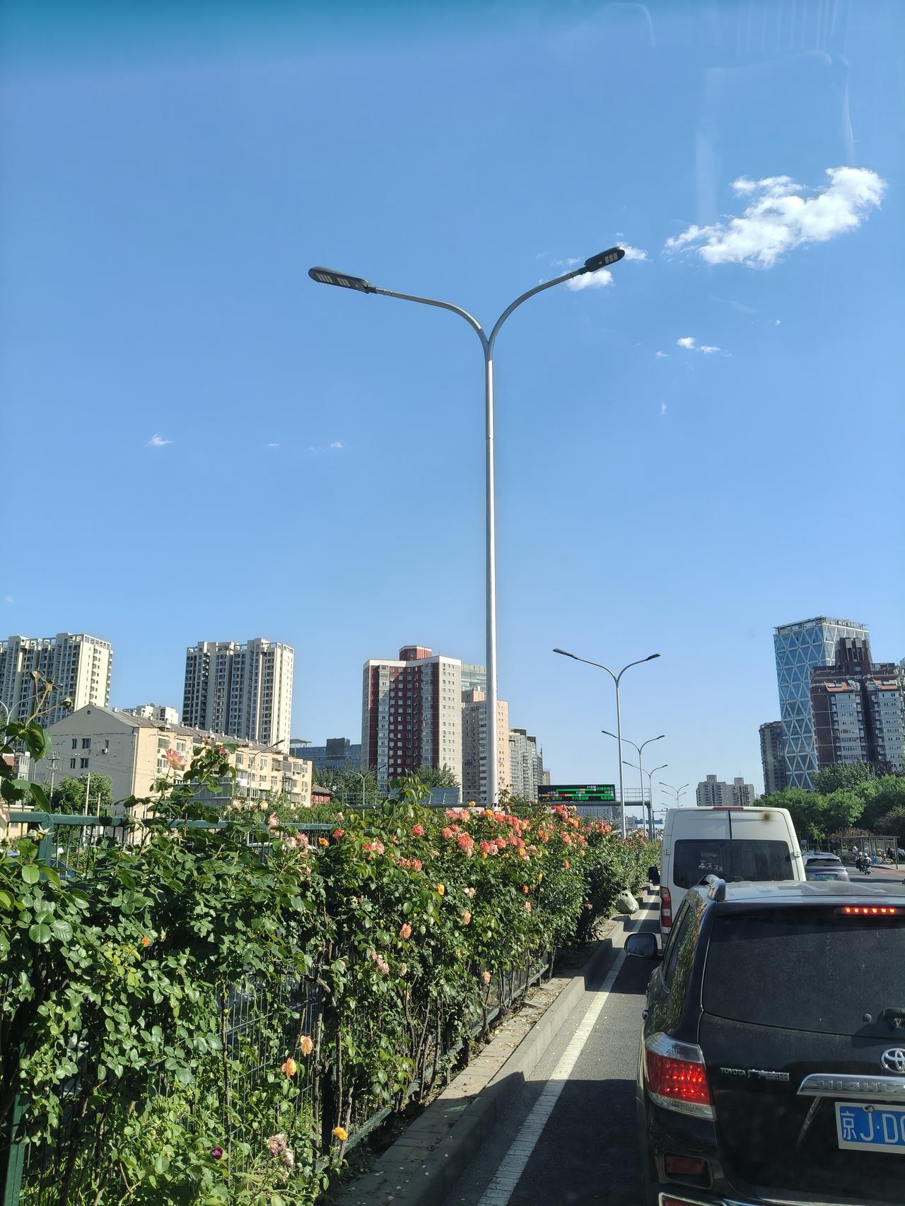 今天北京的气温特别高！
但天格外蓝，云特别的白，行驶在蓝天白云下，伴随着勃勃生机