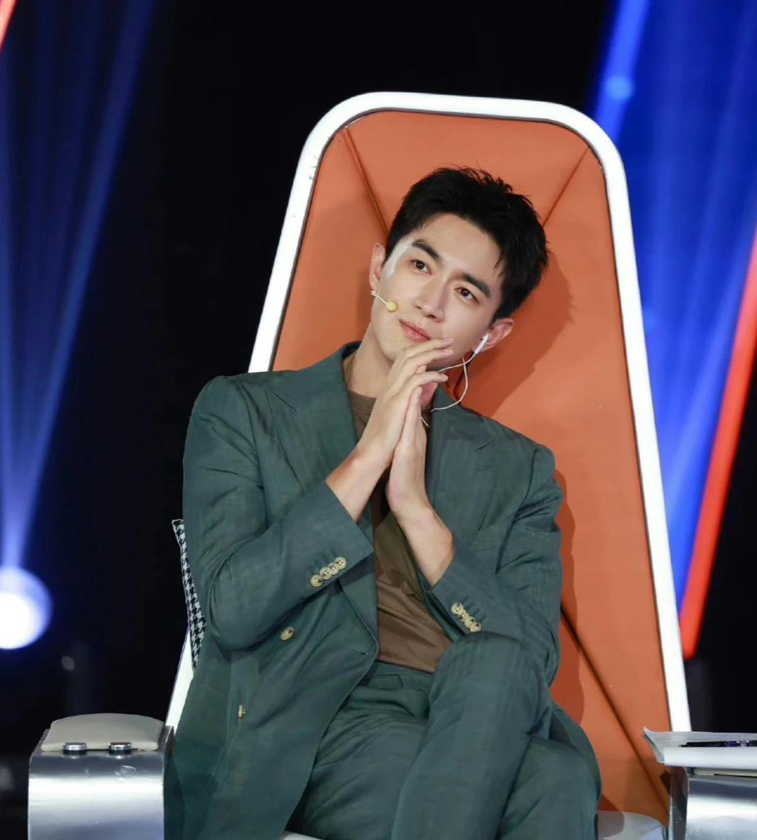 谁懂啊，林更新穿绿色西装的含金量，简直不要太帅！！林狗从外形到气质，既高级又贵气